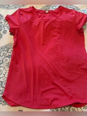 Under Armor Women's Scoop Neck Short Sleeve Red Top Heat Gear size M